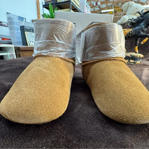 UGG Plush Kids Tan Boots size 4-6 months - Picture 3 of 11